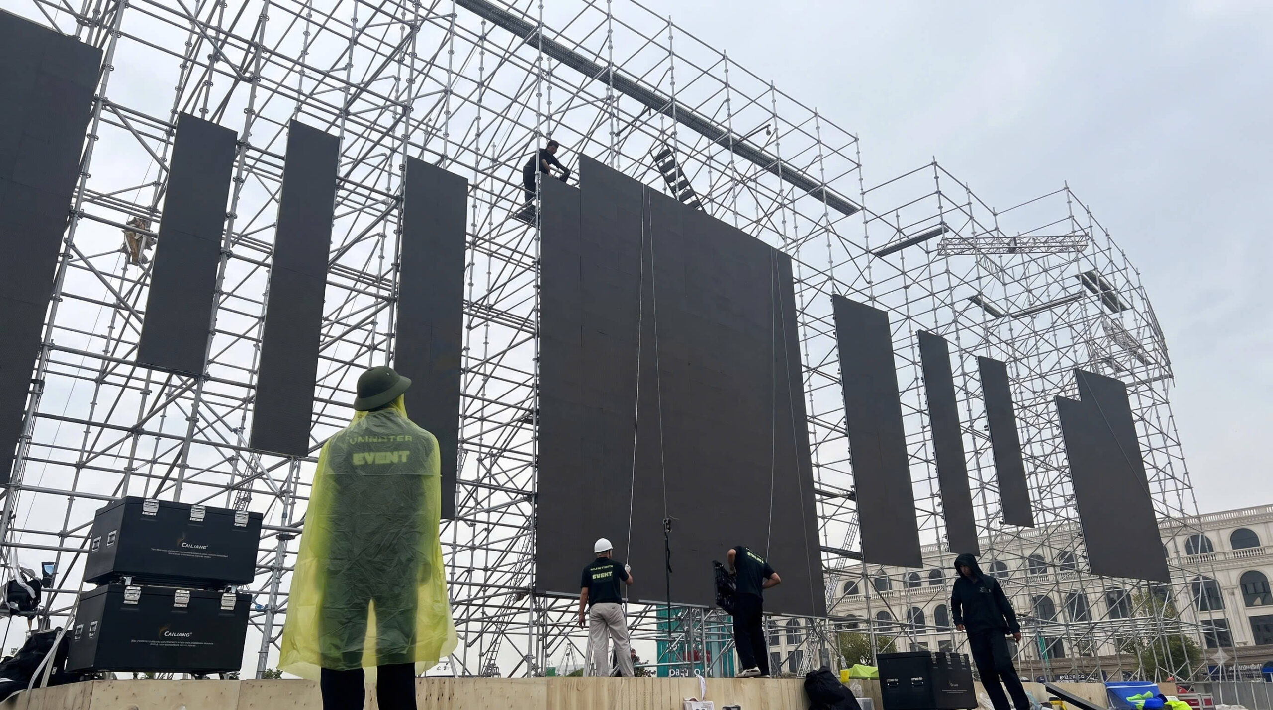 Thi công màn LED hiệu ứng sân khấu Quang Phổ Show 200m² màn LED được lắp đặt