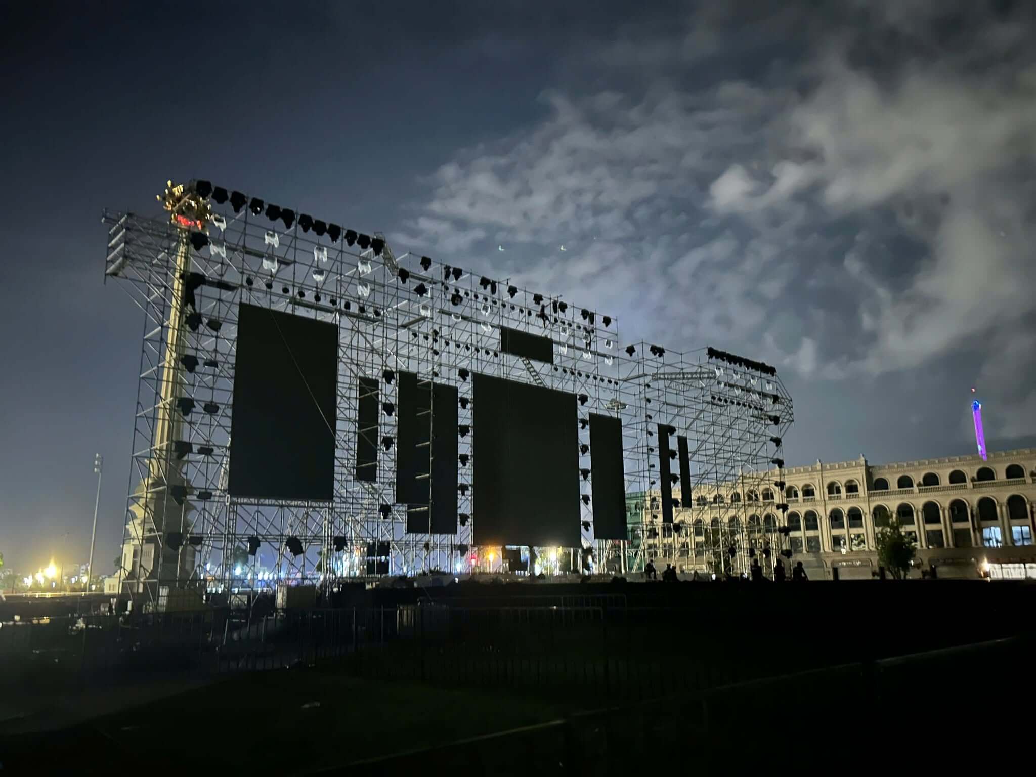 Thi công màn LED hiệu ứng sân khấu Quang Phổ Show Gần 50m² sân khấu