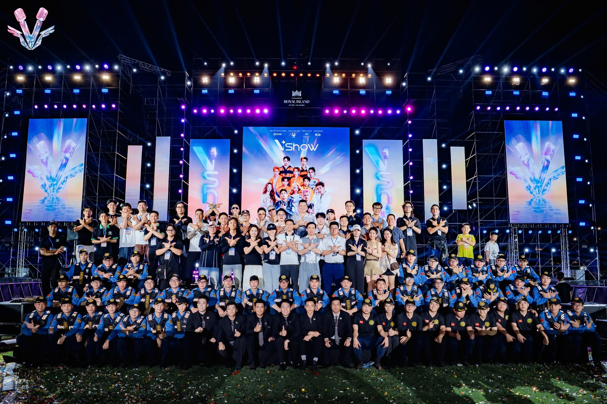 Thi công màn LED hiệu ứng sân khấu Quang Phổ Show Hàng trăm nhân sự vận hành sự kiện