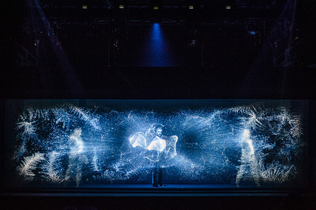 Hologram là gì? Công nghệ trình chiếu 3D và ứng dụng trong sân khấu sự kiện Những lưu ý khi thuê hologram cho sự kiện