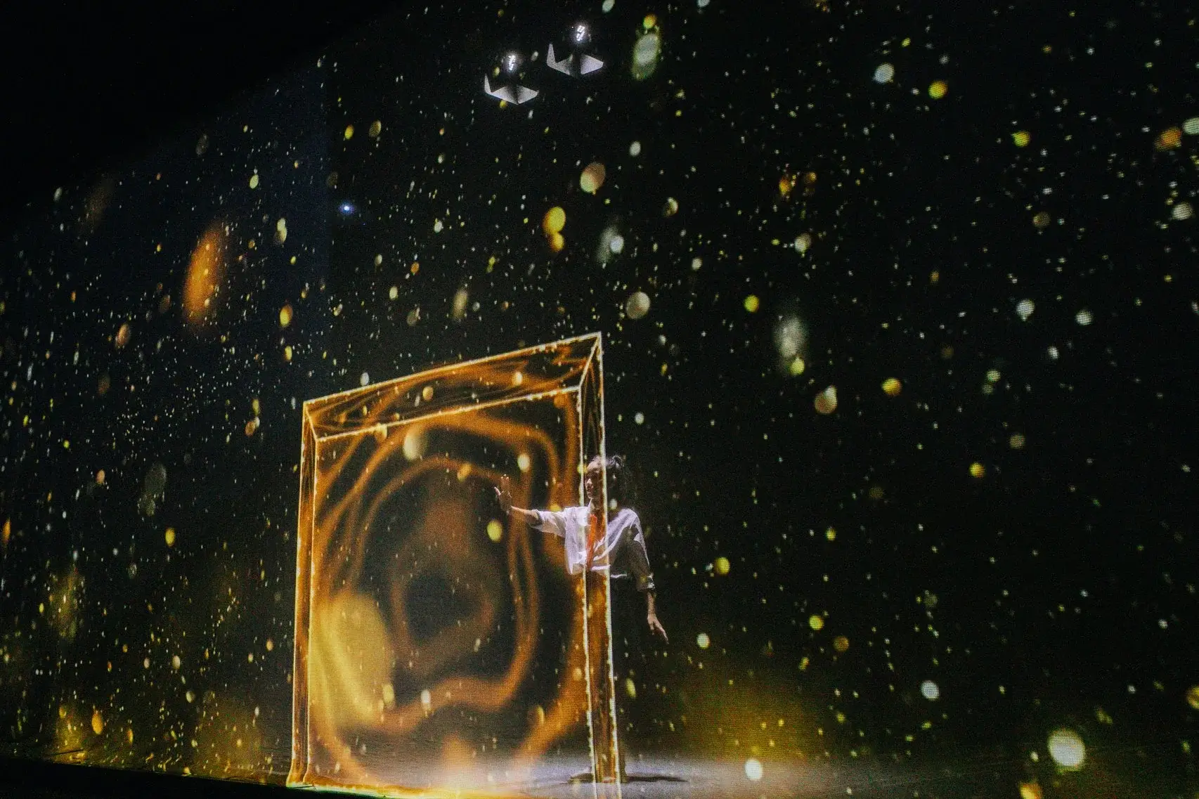 Hologram là gì? Công nghệ trình chiếu 3D và ứng dụng trong sân khấu sự kiện Công nghệ hologram hoạt động như thế nào?