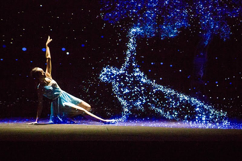 Cho thuê Hologram – Công nghệ trình chiếu 3D tạo điểm nhấn cho sự kiện Ứng dụng Hologram kết hợp cùng các công nghệ trình chiếu khác